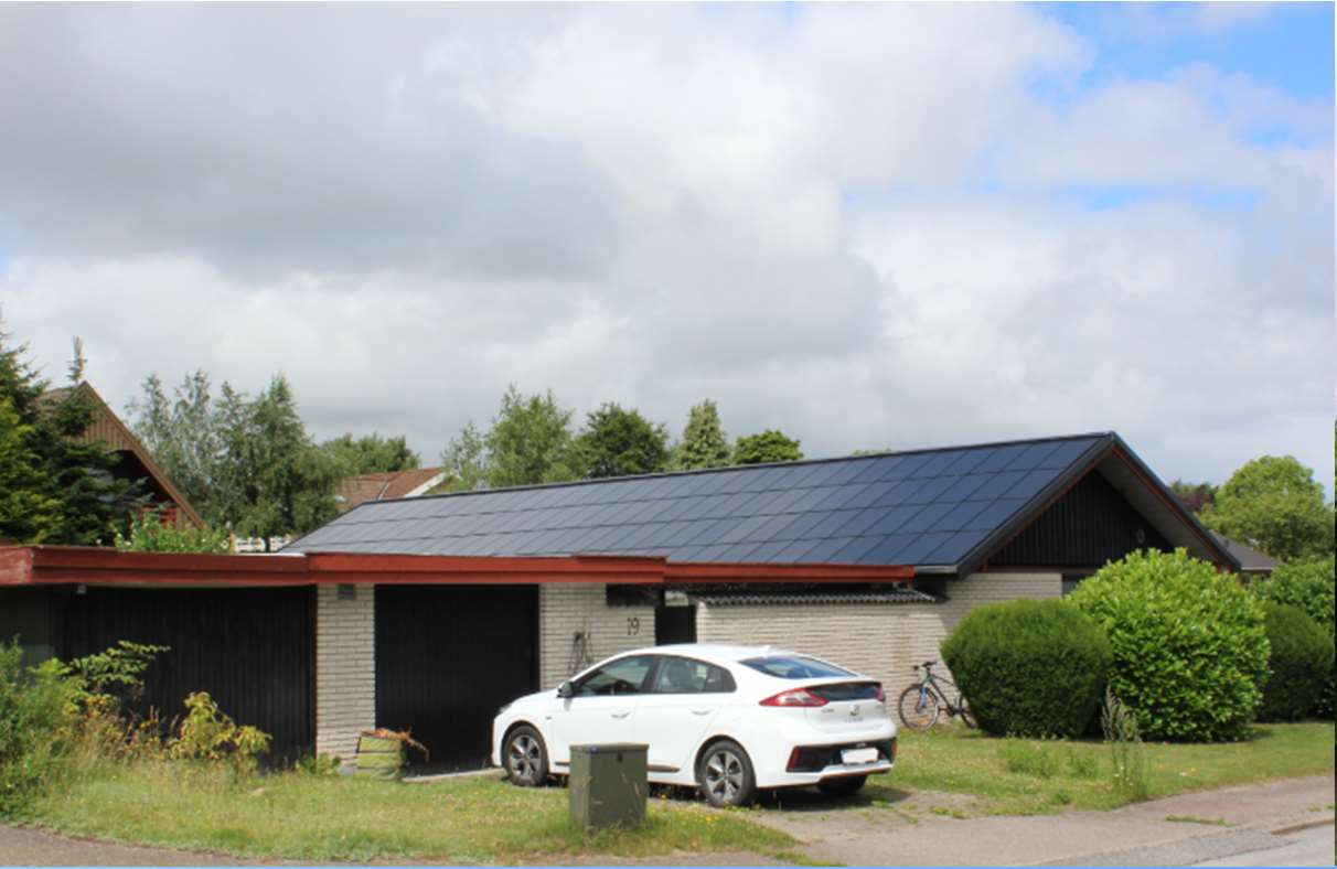 Solcelletag over hele den lave tagflade på et vinkelhus