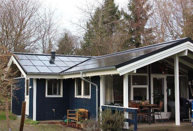 Solcelletag på et sommerhus, hvor cellerne dækker tagfladen